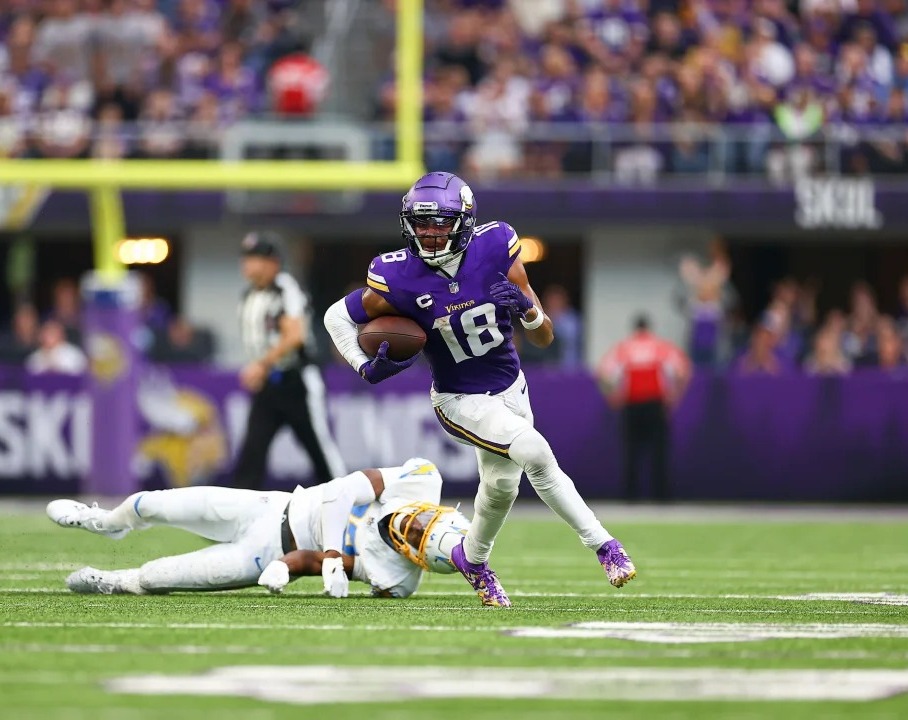 JUSTIN JEFFERSON DURANTE EL PARTIDO ANTE LOS CHARGERS