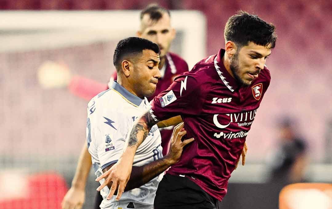 JUGADORES DEL SALERNITANA Y DEL FROSINONE SE DISPUTAN EL BALÓN