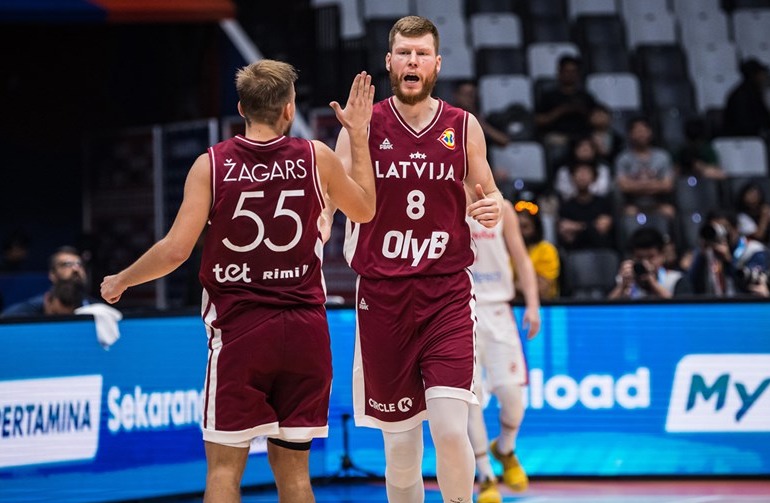 JUGADORES DE LETONIA FESTEJAN EL TRIUNFO ANTE ESPAÑA