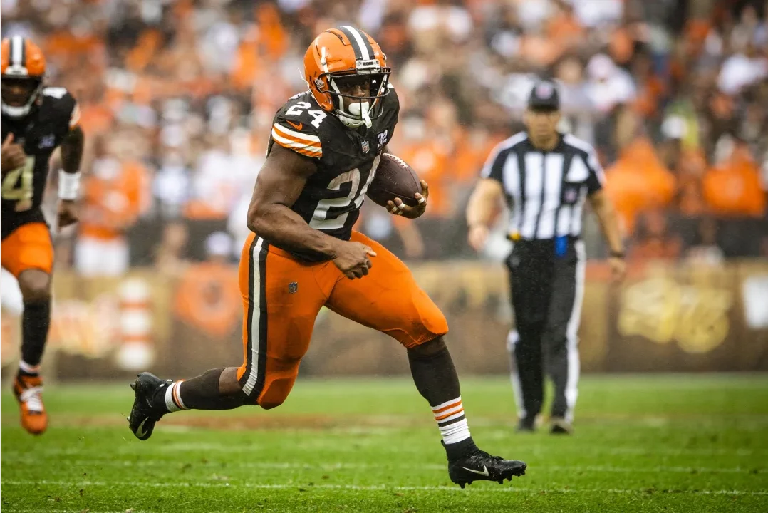 NICK CHUBB, CORREDOR DE LOS BROWNS, DURANTE UN PARTIDO ANTE LOS BENGALS