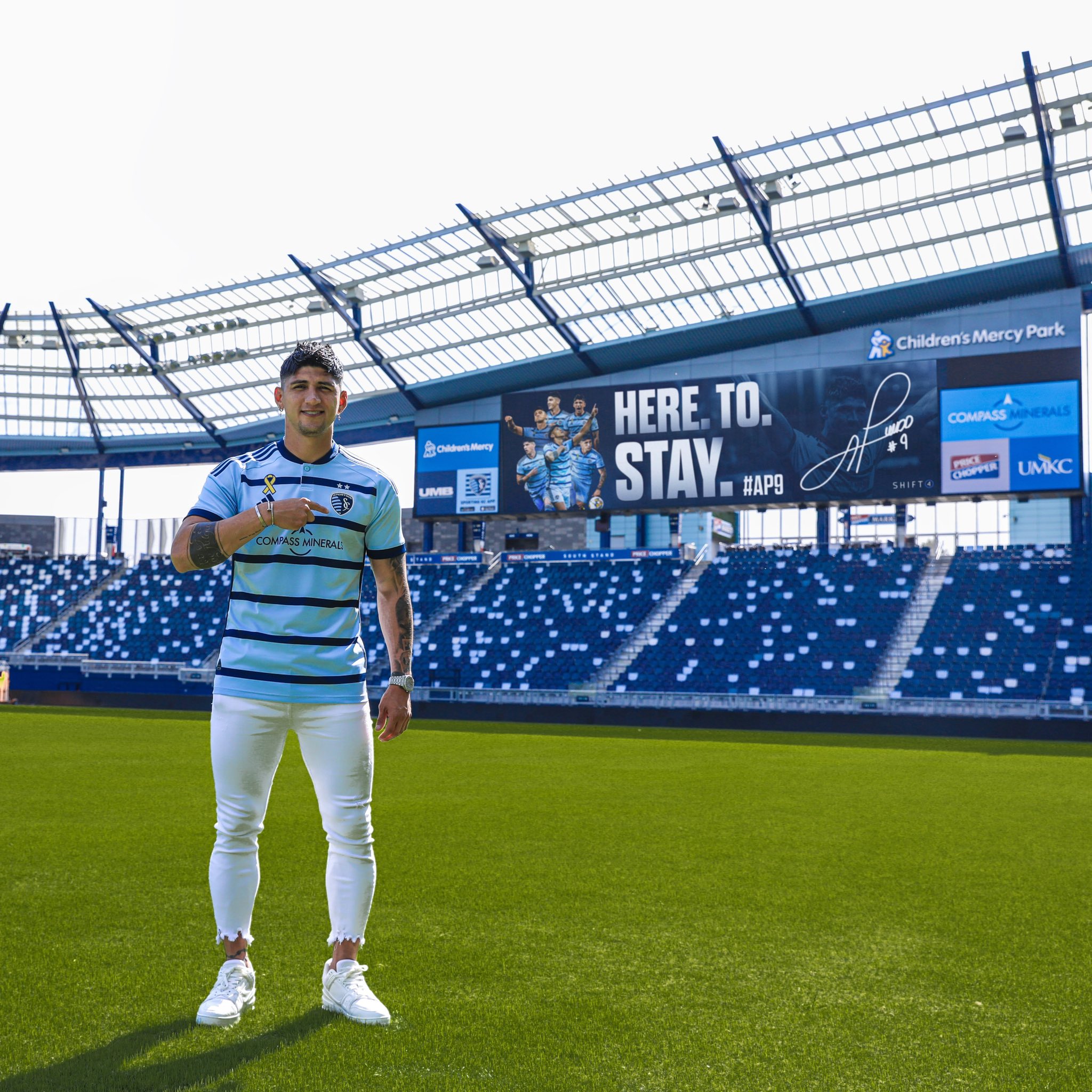 PULIDO SE QUEDA; EL DELANTERO MEXICANO RENOVÓ CON EL SPORTING KANSAS CITY