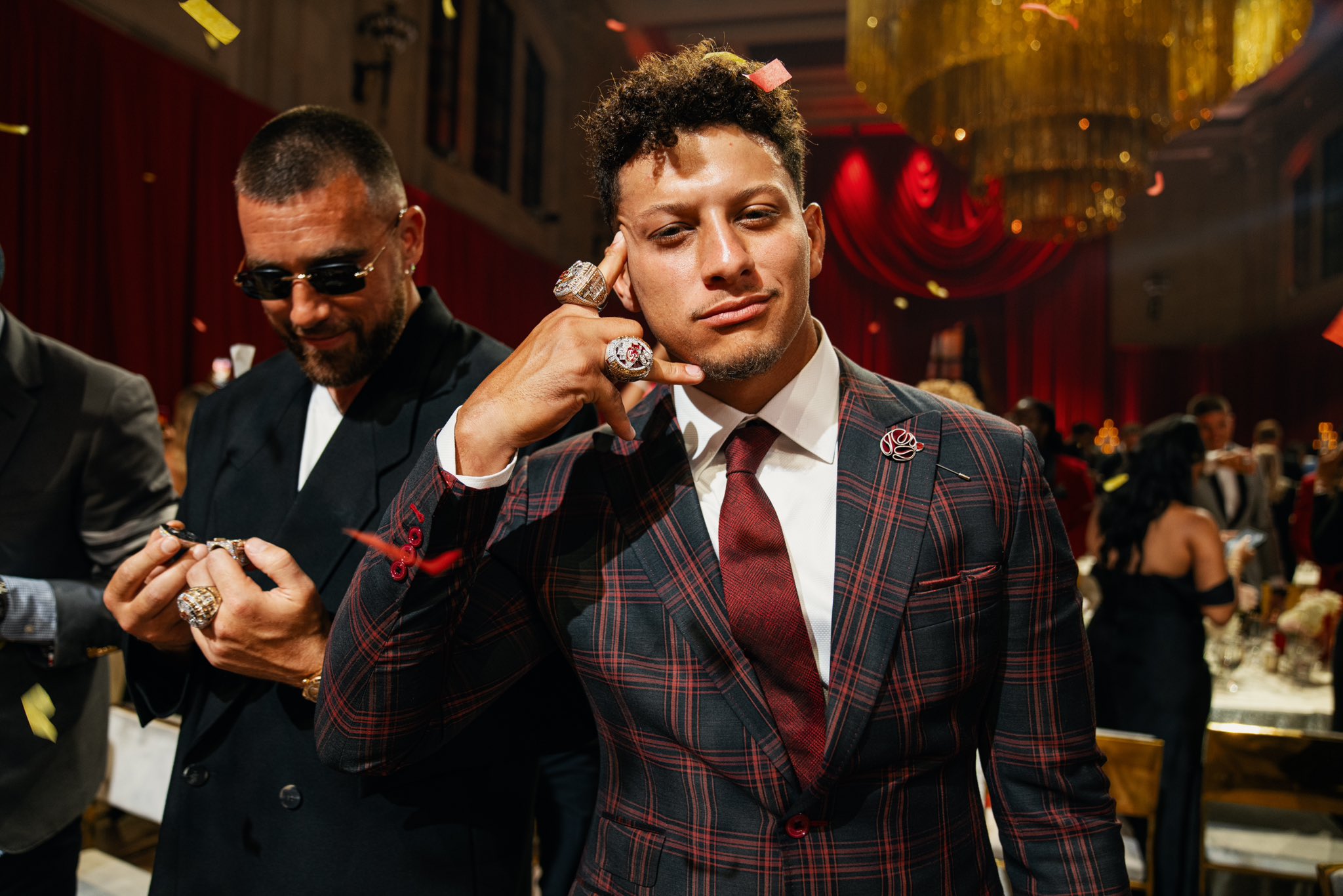 PATRICK MAHOMES LUCE SUS 2 ANILLOS DE SUPER BOWL