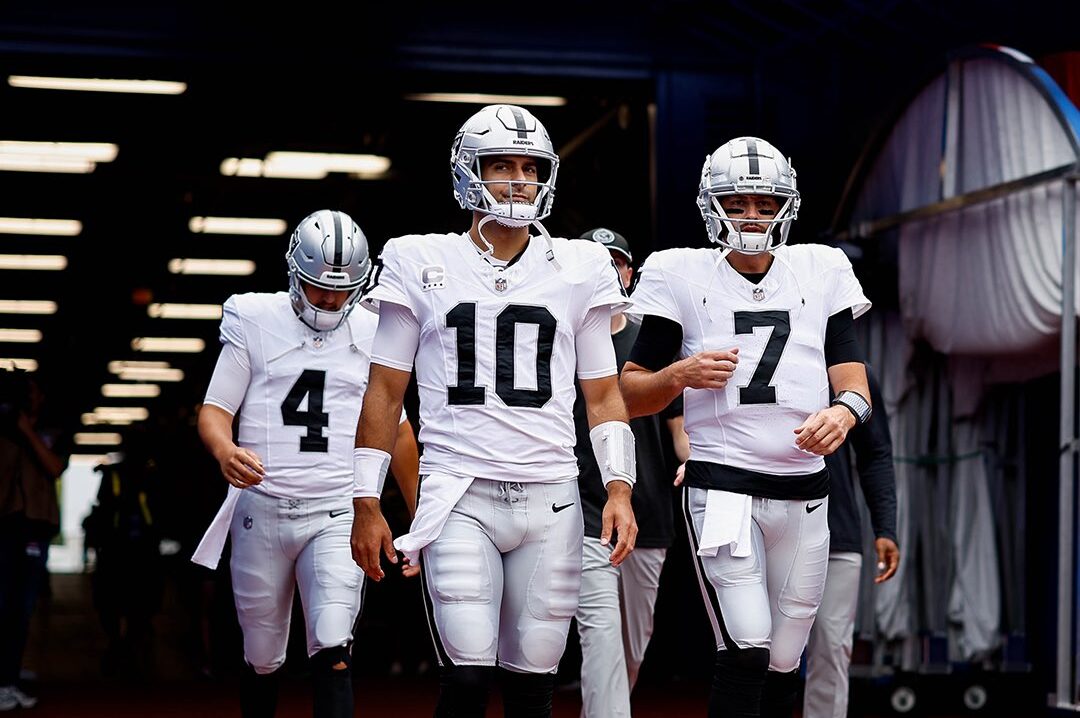 JUGADORES DE LOS RAIDERS SALEN AL CAMPO ANTE LOS BILLS