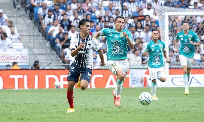 JUGADORES DE RAYADOS Y LEÓN SE DISPUTAN EL BALÓN