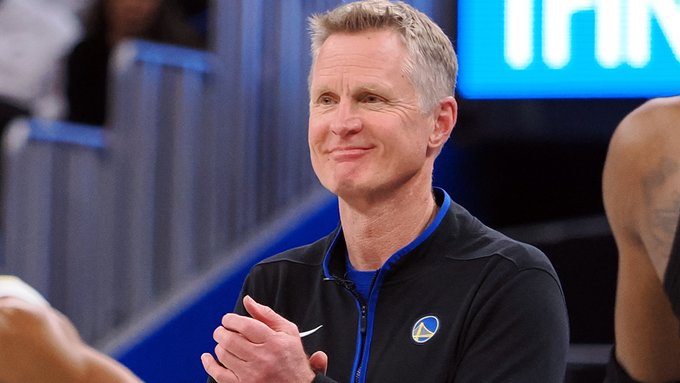 STEVE KERR, ENTRENADOR DE LOS WARRIORS DURANTE UN PARTIDO