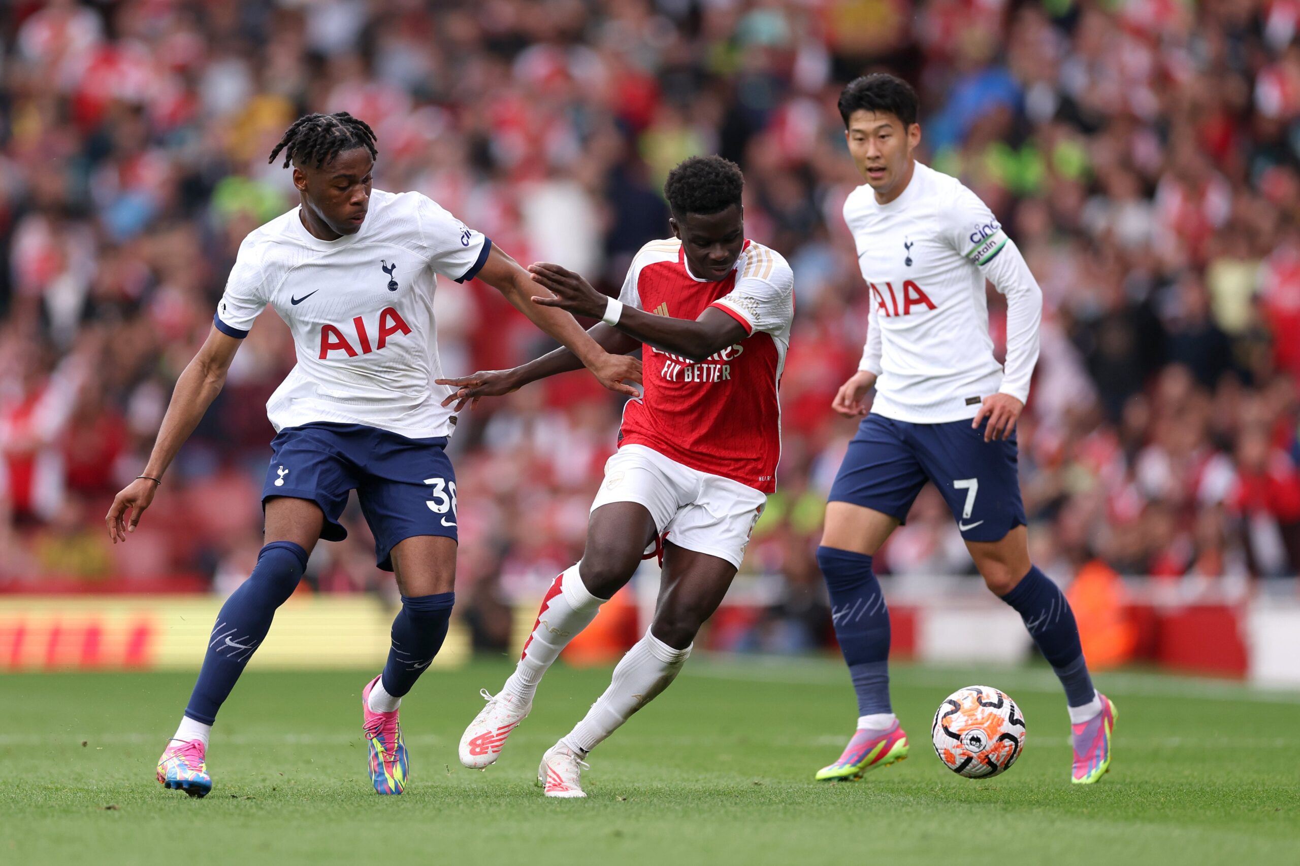 Saka disputando el balón