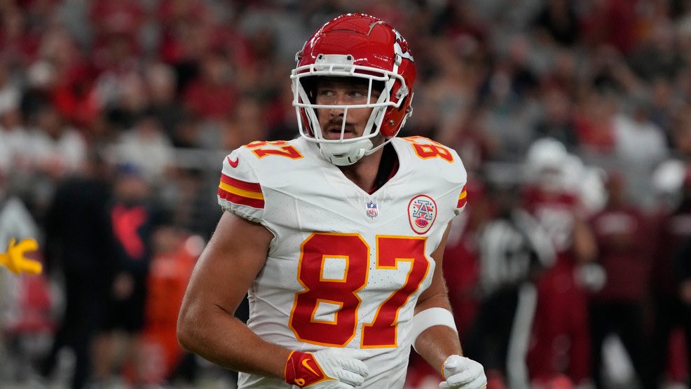 TRAVIS KELCE, ALA CERRADA DE LOS CHIEFS