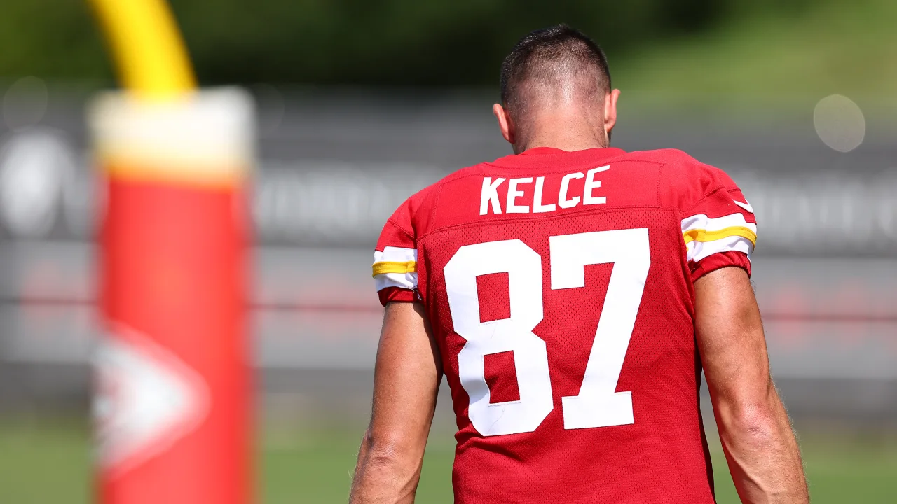 TRAVIS KELCE, ALA CERRADA DE LOS CHIEFS