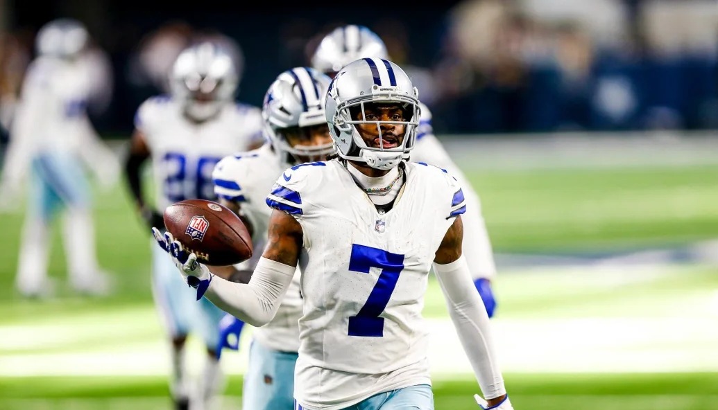 TREVON DIGGS FESTEJA UNA INTERCEPCIÓN EN UN PARTIDO CON LOS COWBOYS