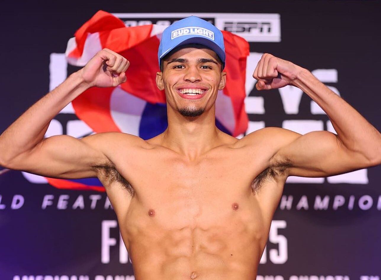 XANDER ZAYAS, BOXEADOR DE PUERTO RICO, POSA PARA LA FOTO LUEGO DEL PESAJE