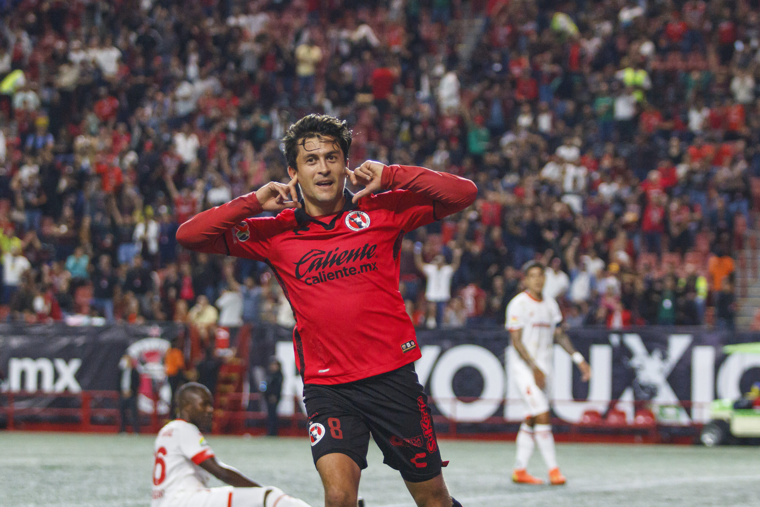 JUGADOR DE XOLOS CELEBRA UNA ANOTACIÓN DURANTE UN PARTIDO