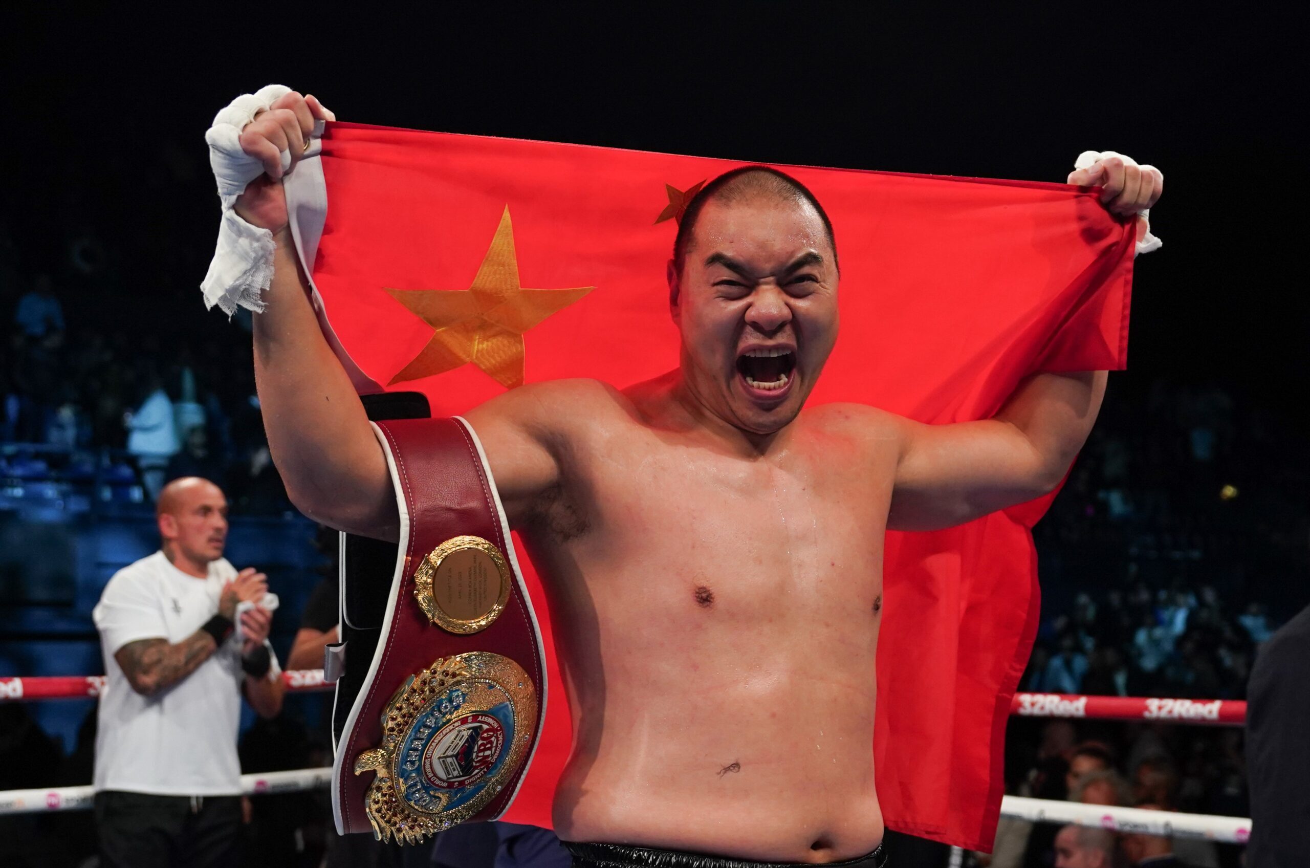 ZHILEI ZHANG FESTEJA LA VICTORIA SOBRE JOE JOYCE