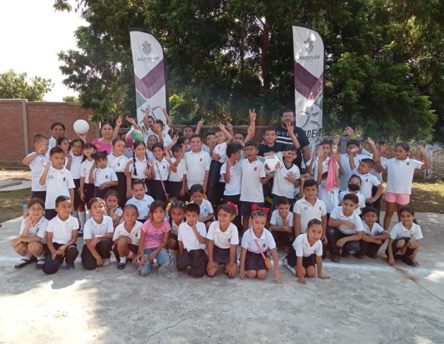 LOS CAMPEONES DEL TORNEO DE HANDBALL IMDEM, POSAN ORGULOSOS