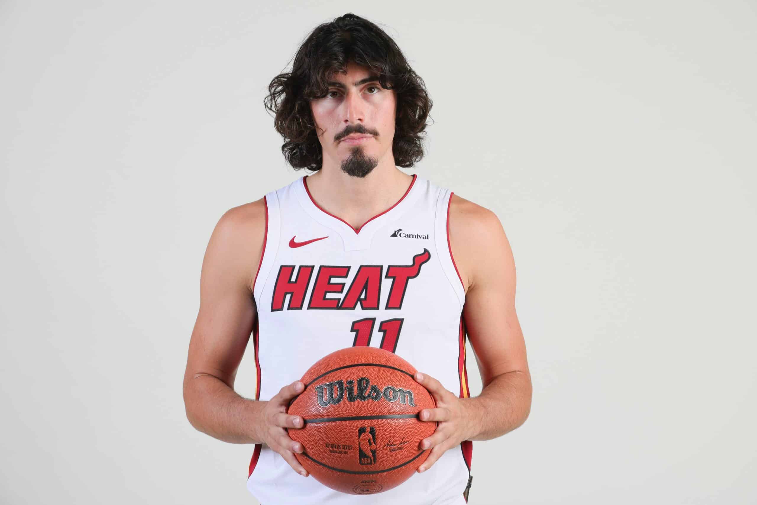 JAIME JÁQUEZ JR DURANTE UNA SESIÓN DE FOTOS CON EL MIAMI HEAT DE LA NBA