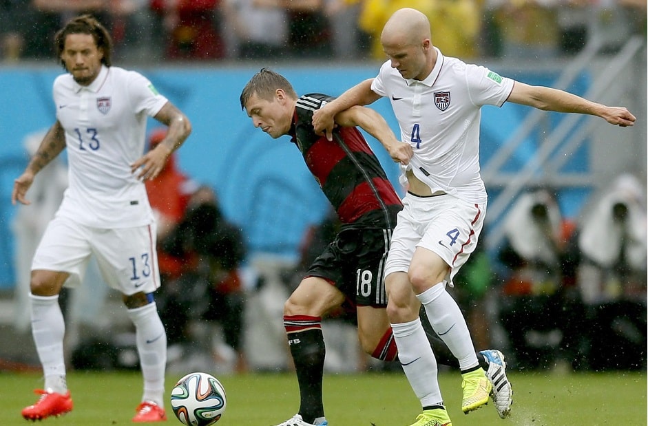 Kroos y Brandley disputando una pelota