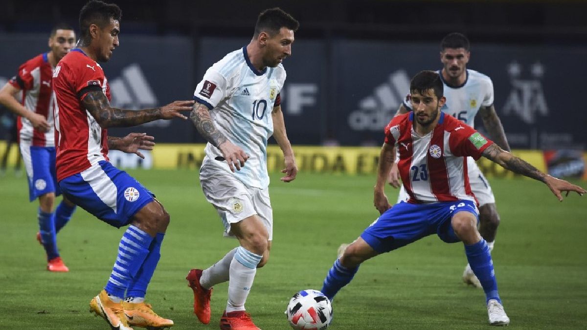 Messi ante la defensa de Paraguay