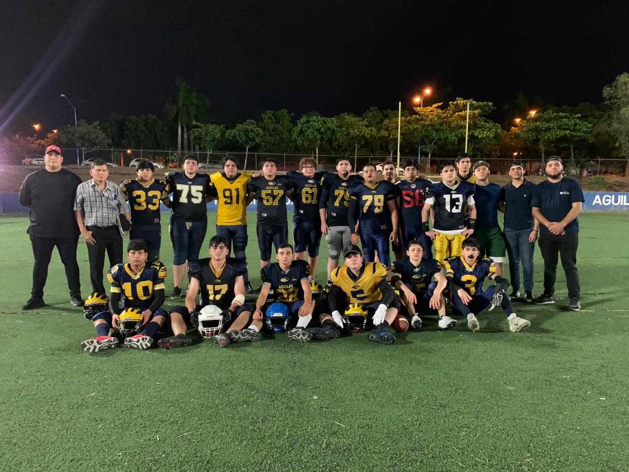 ÁGUILAS DE LA UAS SE TOMAN LA FOTO LUEGO DEL ENTRENAMIENTO