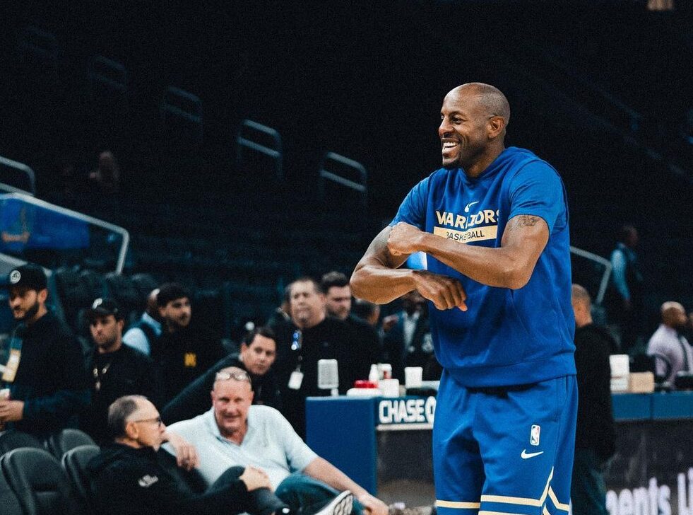 ANDRE IGUODALA DURANTE UN CALENTAMIENTO PREVIO A UN JUEGO CON LOS WARRIORS