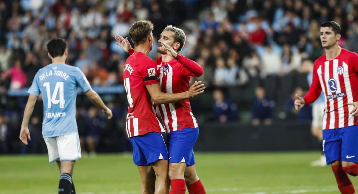 Griezmann festejando un gol con Llorente