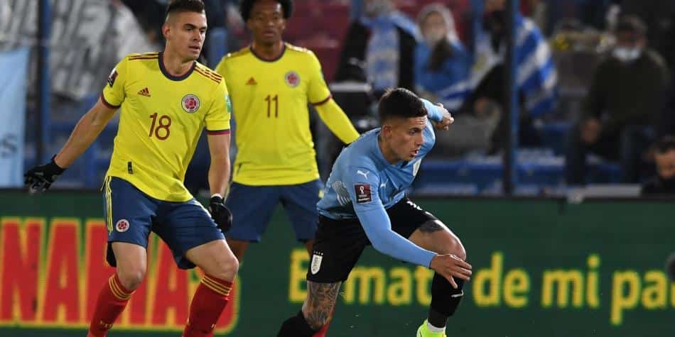 Brian Rodriguez disputando la pelota con Santos Borré