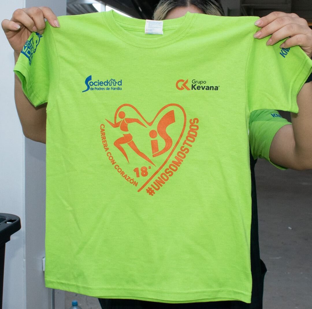 FOTO DE LA PLAYERA CONMEMORATIVA DE LA CARRERA CON CORAZÓN SENDA