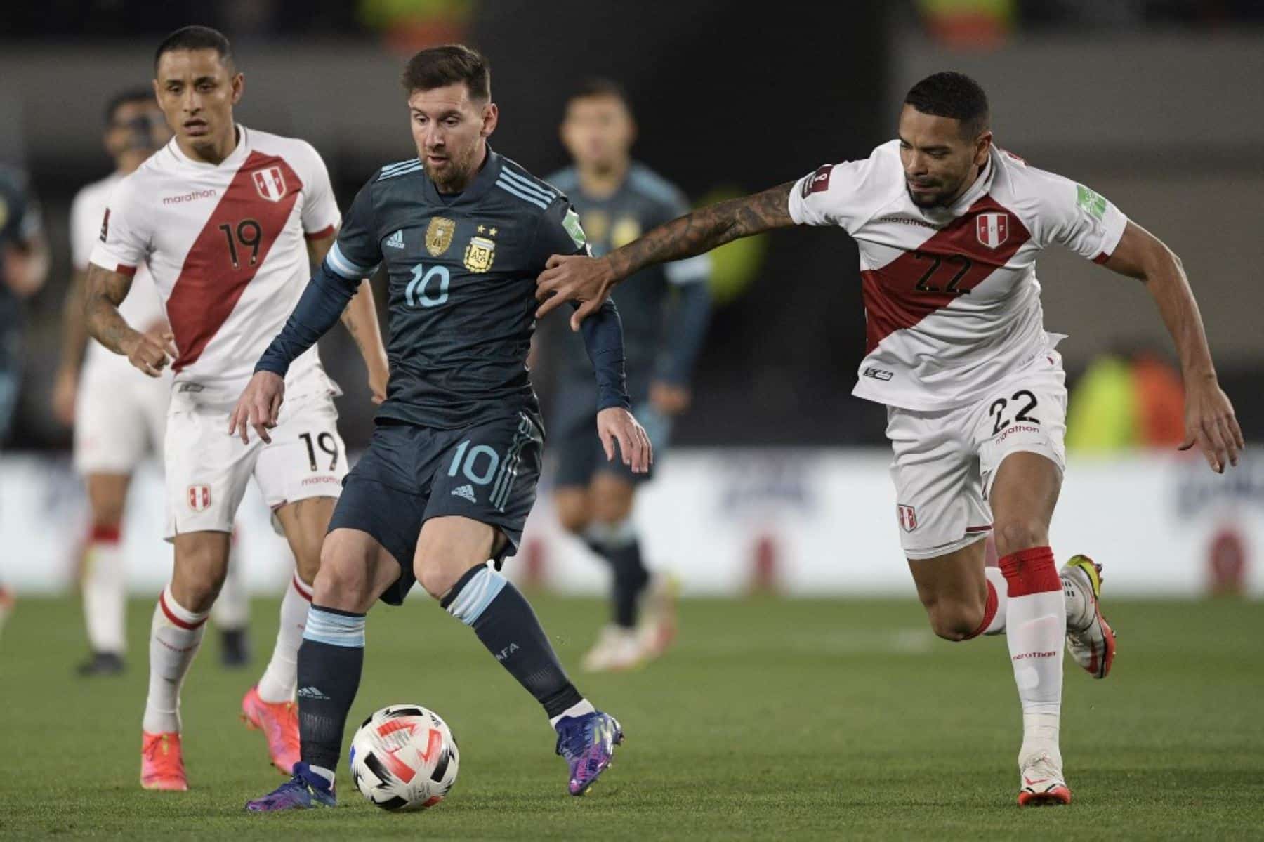 Messi contra la defensa de Perú