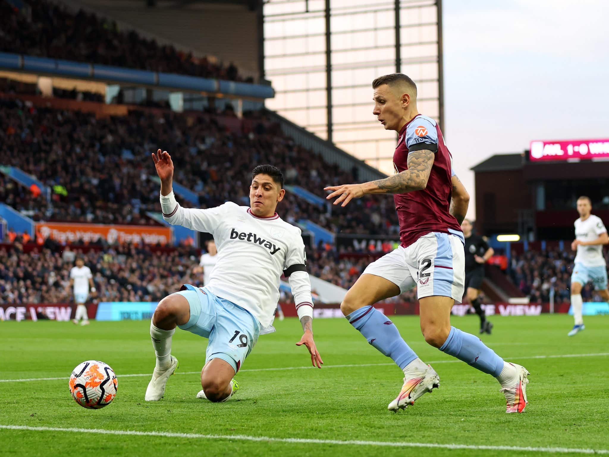 Digne y Edson luchando por un balón