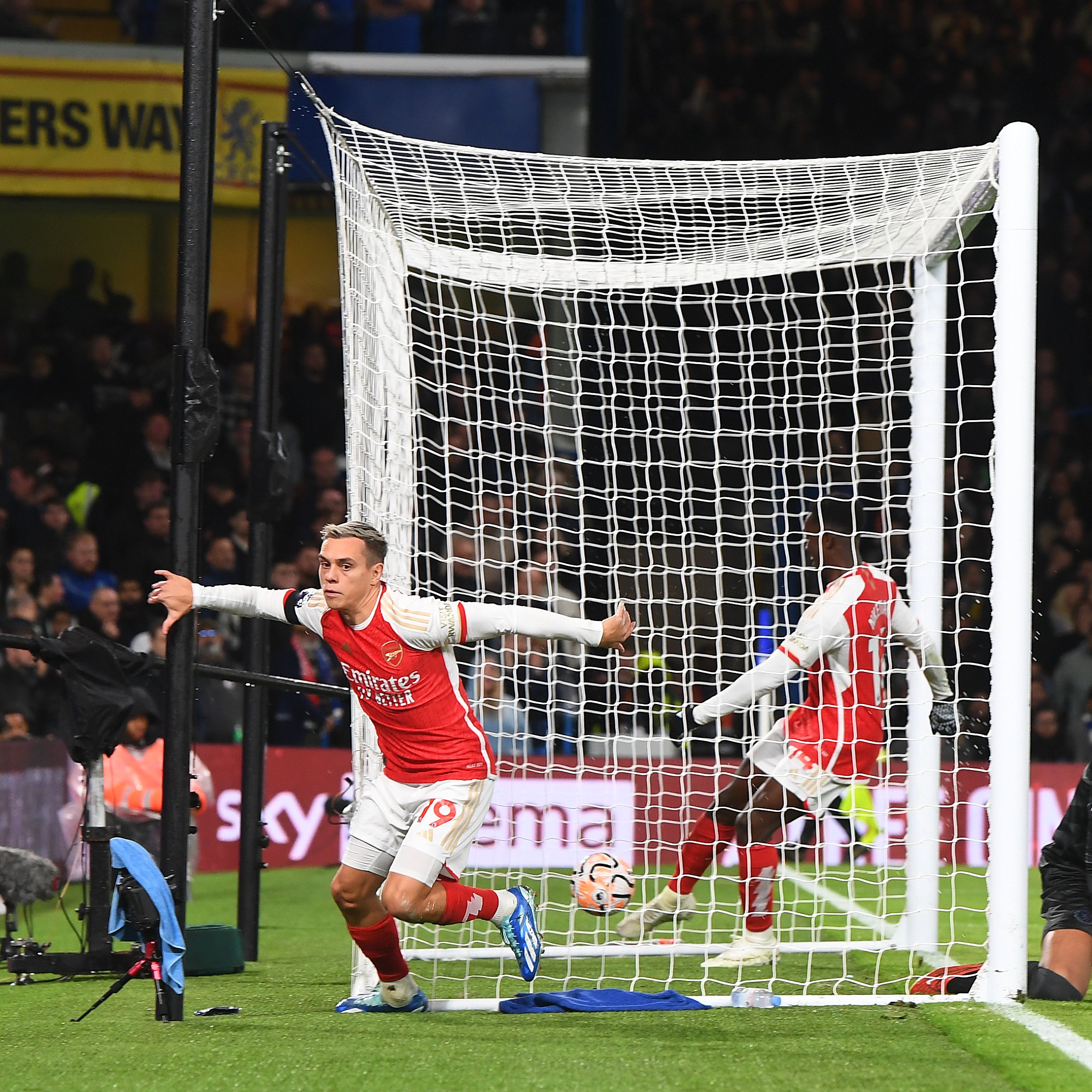 Trossard anotando gol del Arsenal