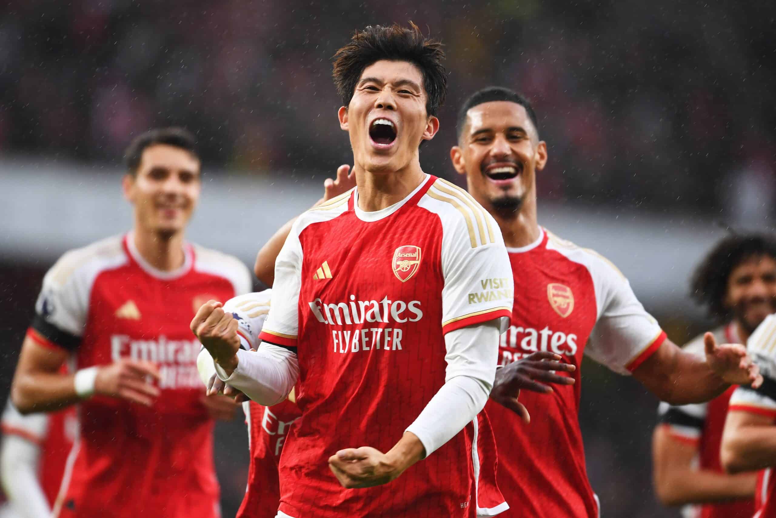 Tomiyasu festejando su primer gol con el Arsenal