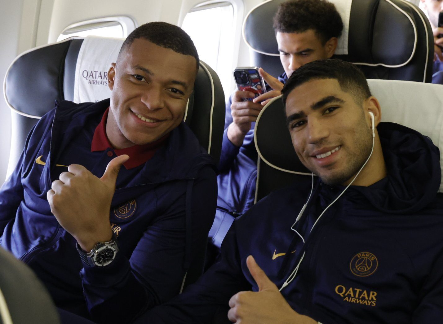 JUGADORES DEL PSG DURANTE EL VIAJE PREVIO AL JUEGO CONTRA EL NEWCASTLE