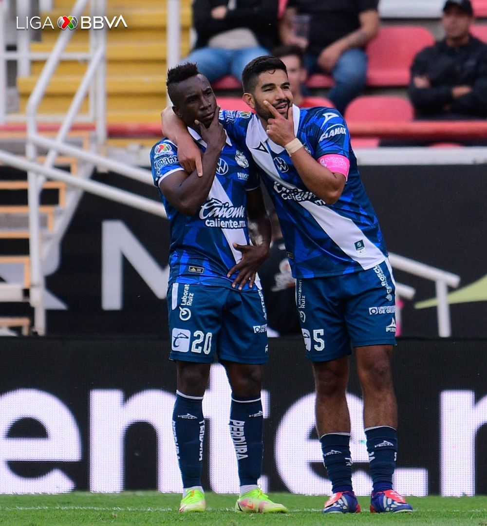 Puebla festeja gol de Diego De Buen