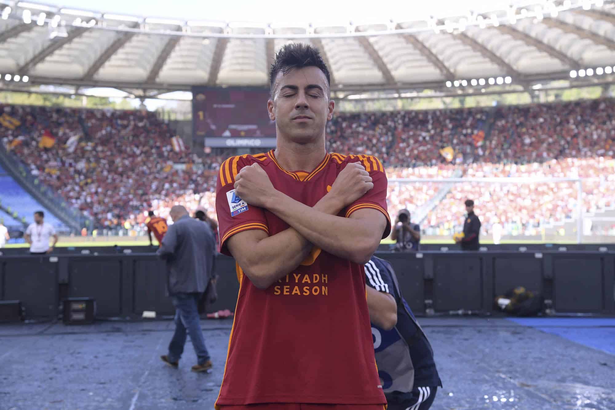 El Shaarawy festejando la anotación con brazos cruzados