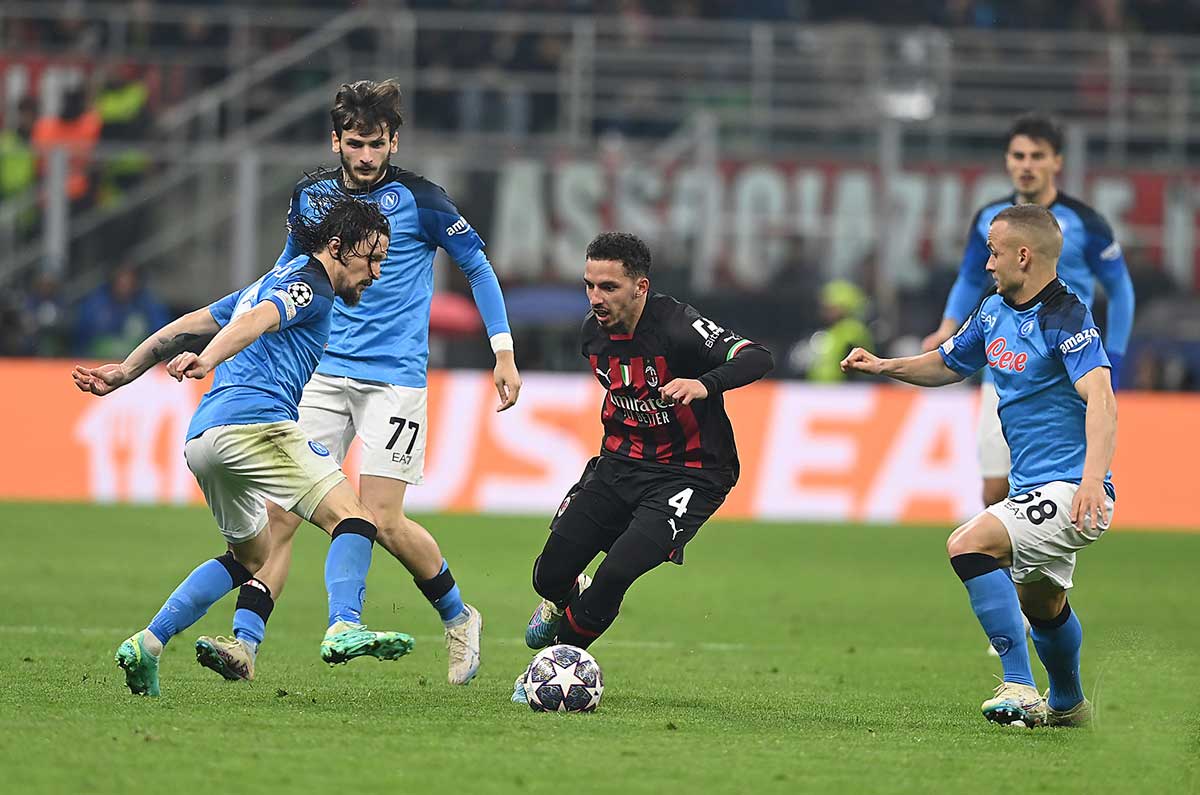 Jugador del Milan entre cuatro jugadores del Napoli