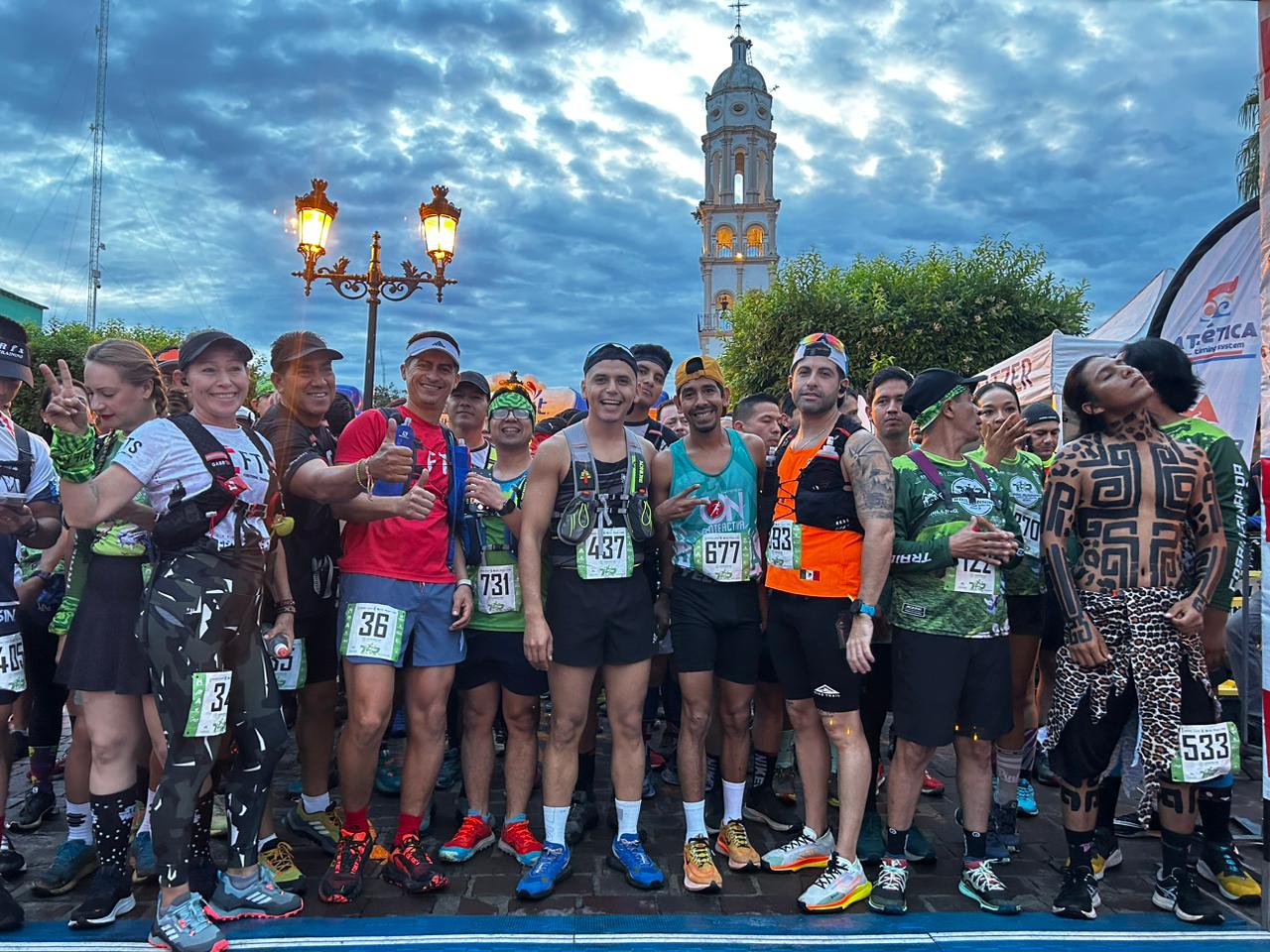 LOS CORREDORES POSAN PARA LA FOTO LUEGO DE LA GRAN CARRERA