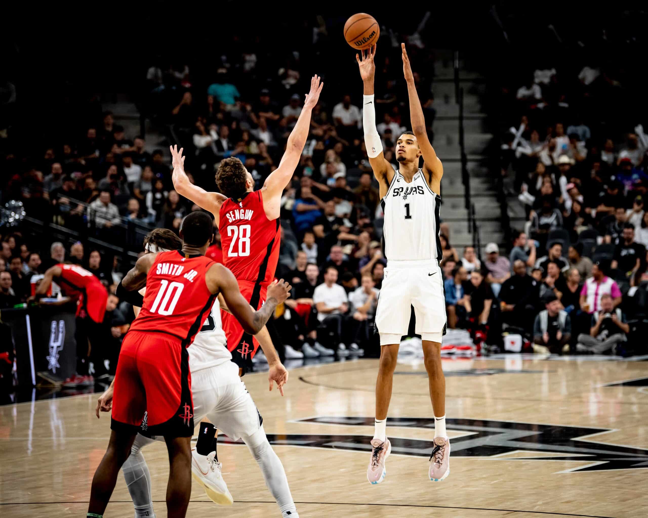 VÍCTOR WEMBANYAMA DE LOS SPURS LANZA UN TRIPLE ANTE LOS ROCKETS EN JUEGO DE LA NBA