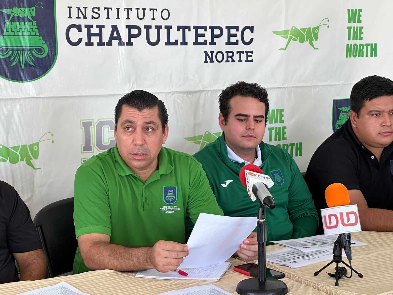 JUAN GABRIEL PÉREZ, COORDINADOR DE DEPORTES DEL INSTITUTO CHAPULTEPEC, DANDO LOS DETALLES DE LA COPA CHAPULE