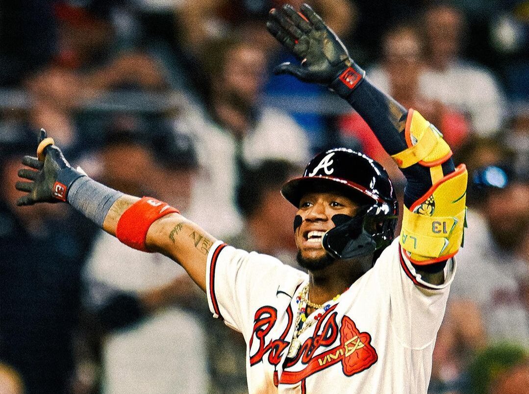 RONALD ACUÑA JR FESTEJA DURANTE UN TRIUNFO DE LOS BRAVES