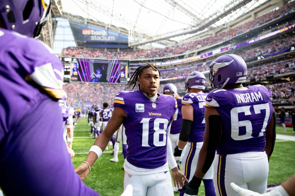 JUSTIN JEFFERSON SALE AL CAMPO PREVIO A UN JUEGO CON LOS VIKINGS