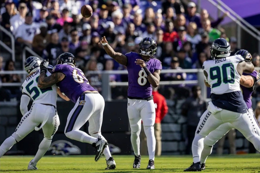 LAMAR JACKSON DE LOS RAVENS, HACE UN LANZAMIENTO