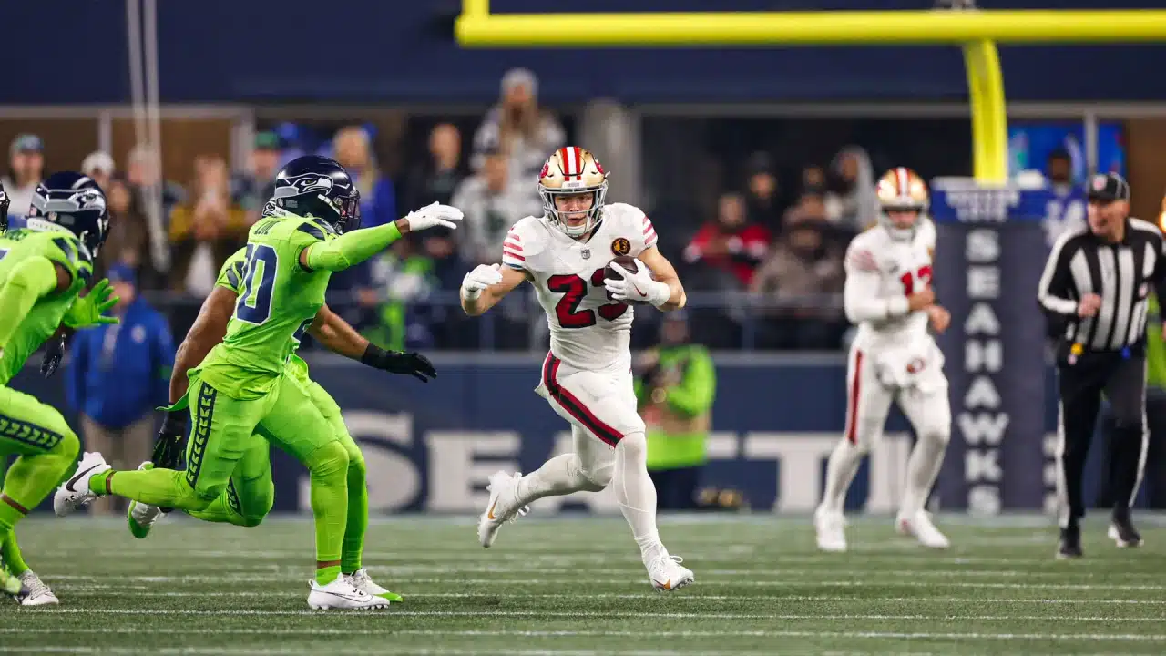 CHRISTIAN MCCAFFREY HACE UN ACARREO PARA LOS 49ERS ANTE SEATTLE