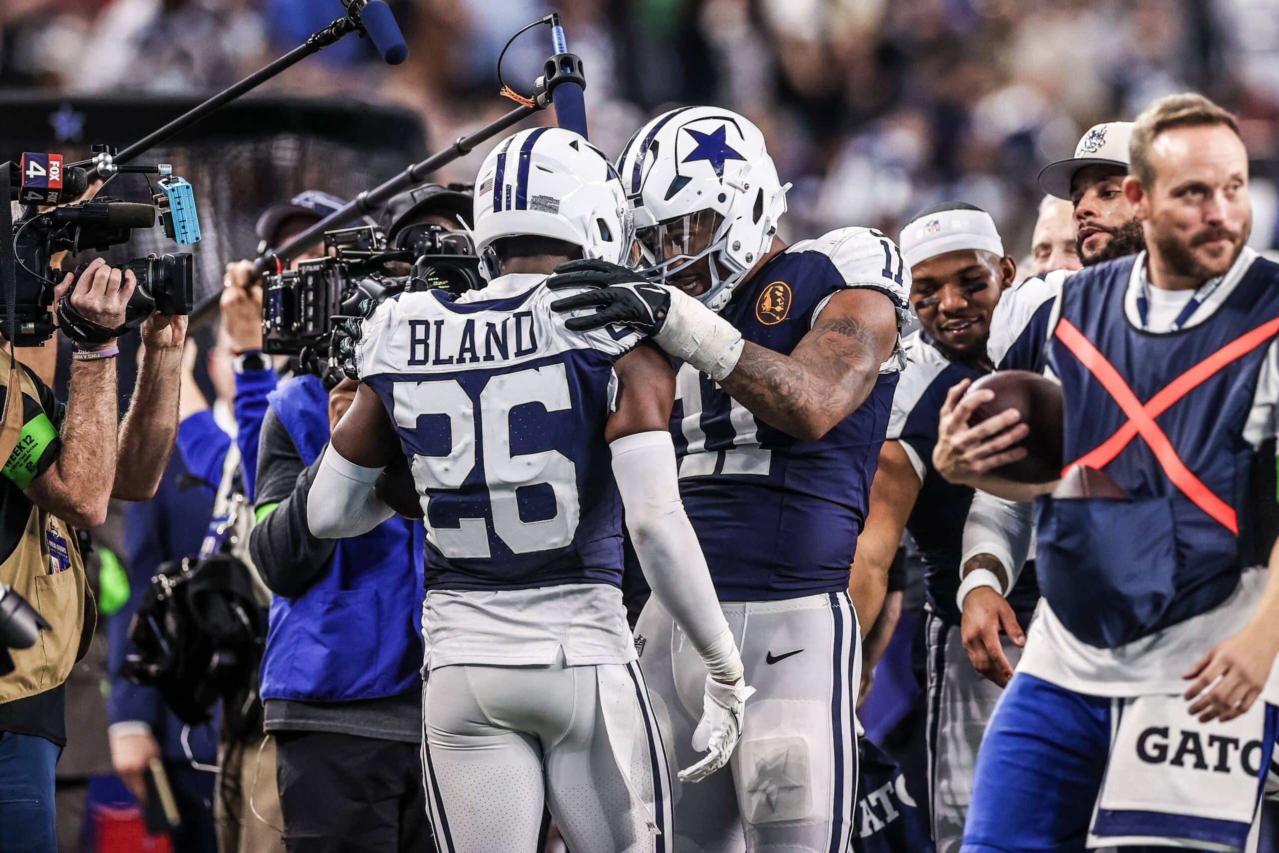 DARON BLAND CELEBRA SU TOUCHDOWN TRAS UNA INTERCEPCIÓN