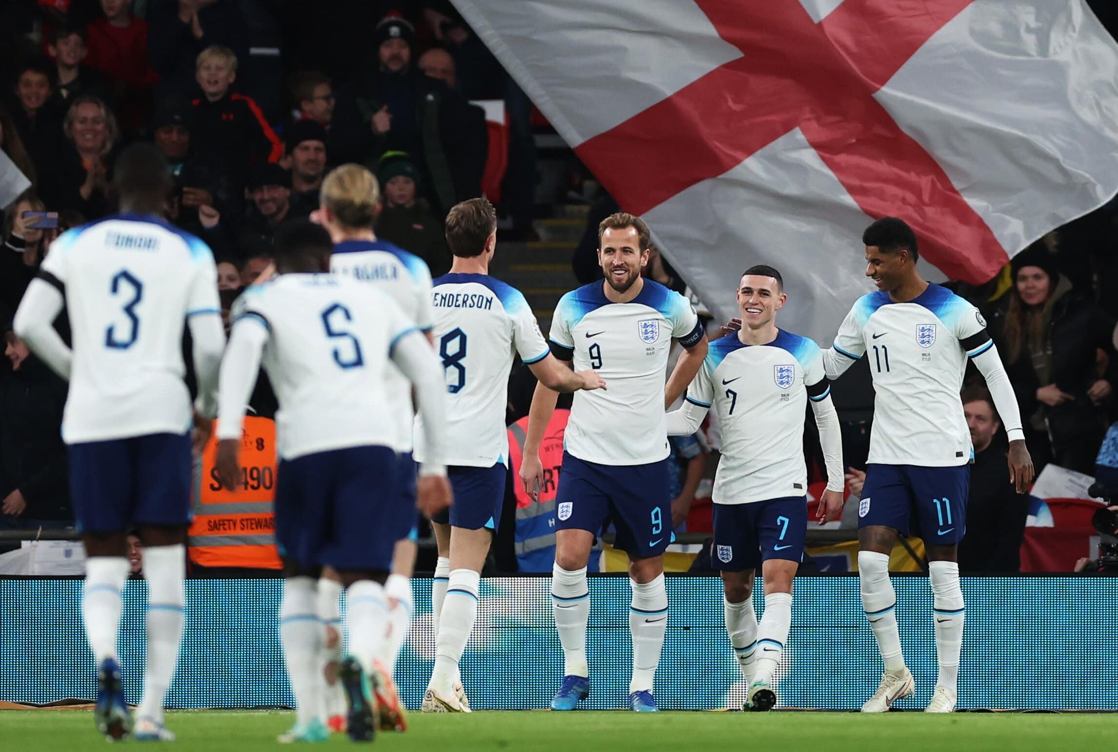 Inglaterra festejando gol