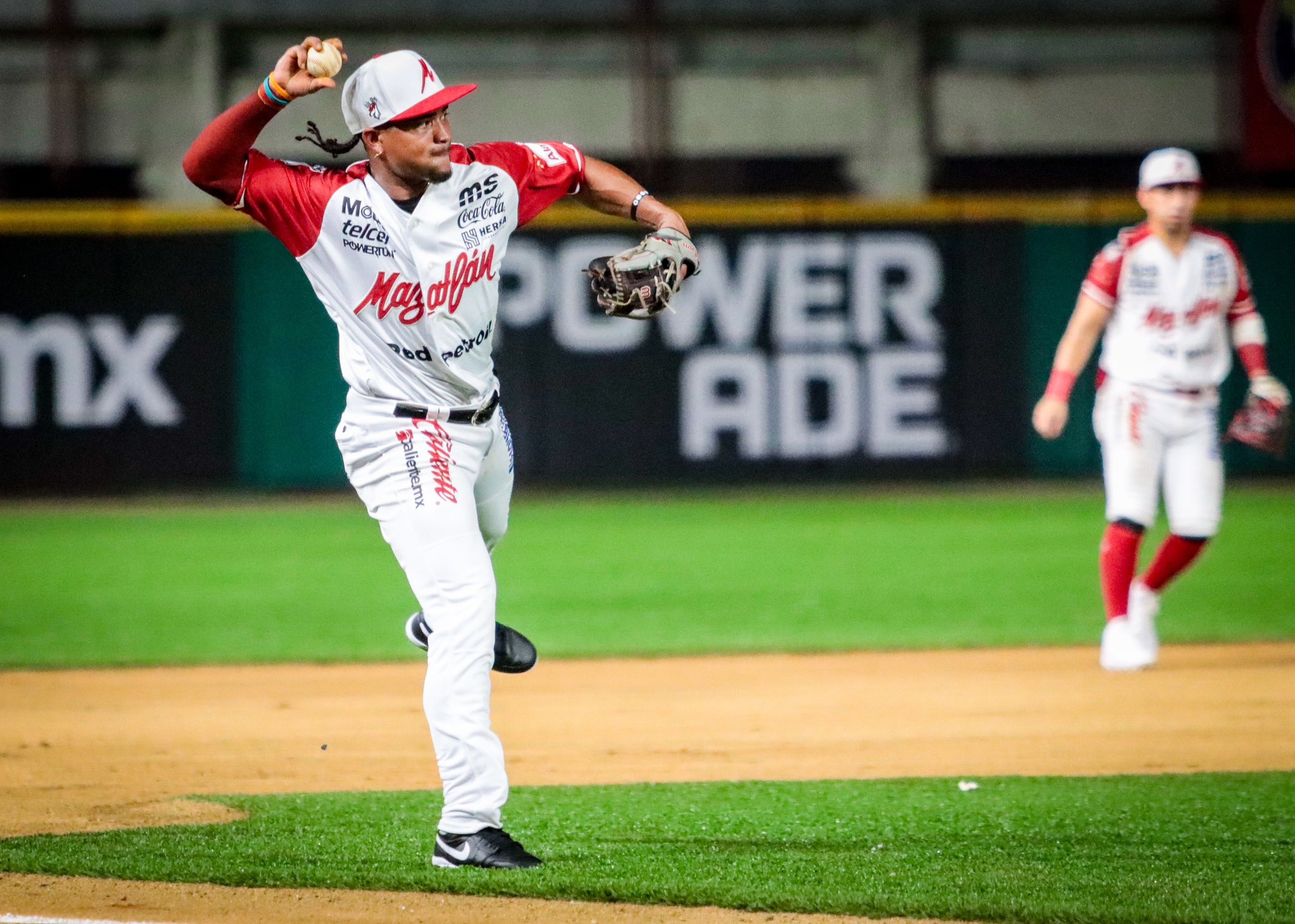 CARLOS ARROYO MOSTRANDO BUENA DEFENSA EN TERCERA BASE.