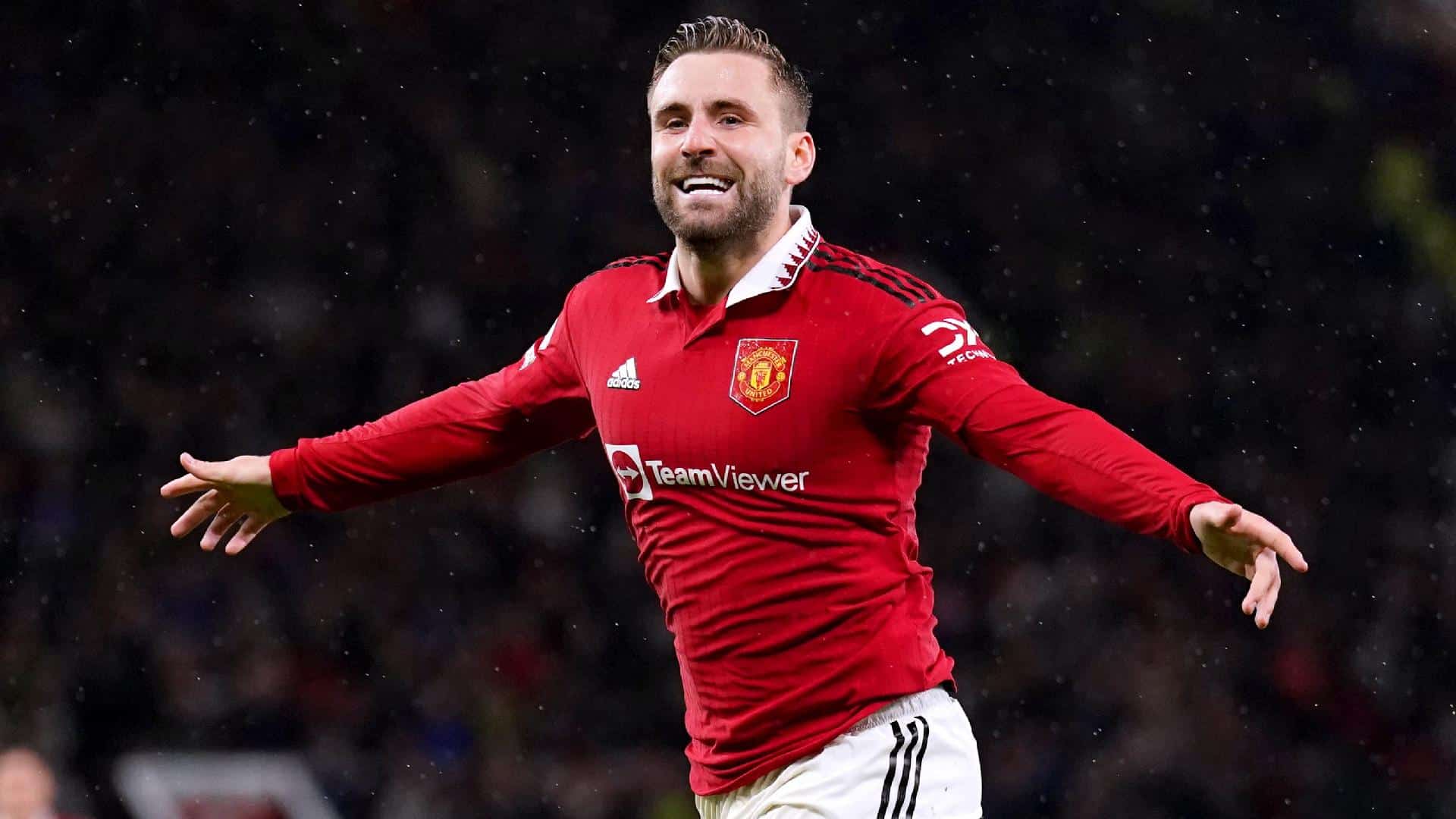 Luke Shaw festejando una anotación