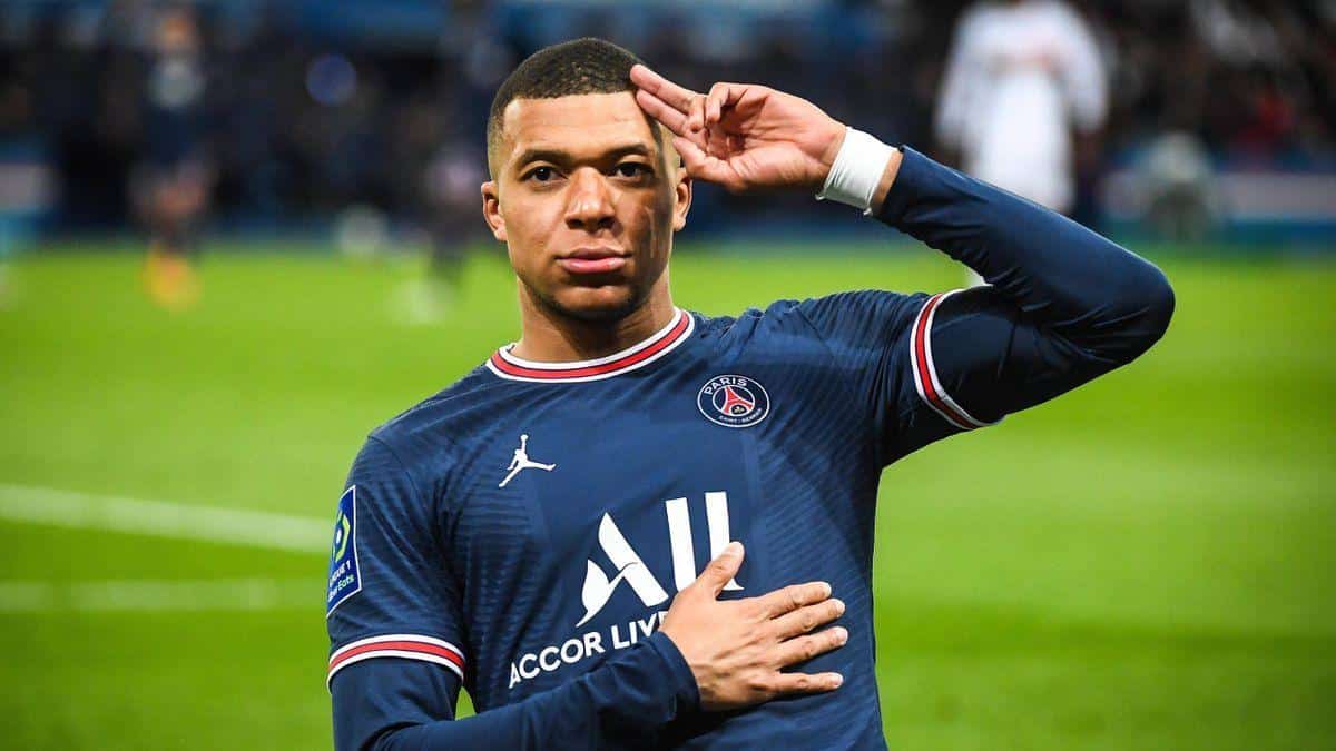 Mbappé festejando con dos dedos en la frente