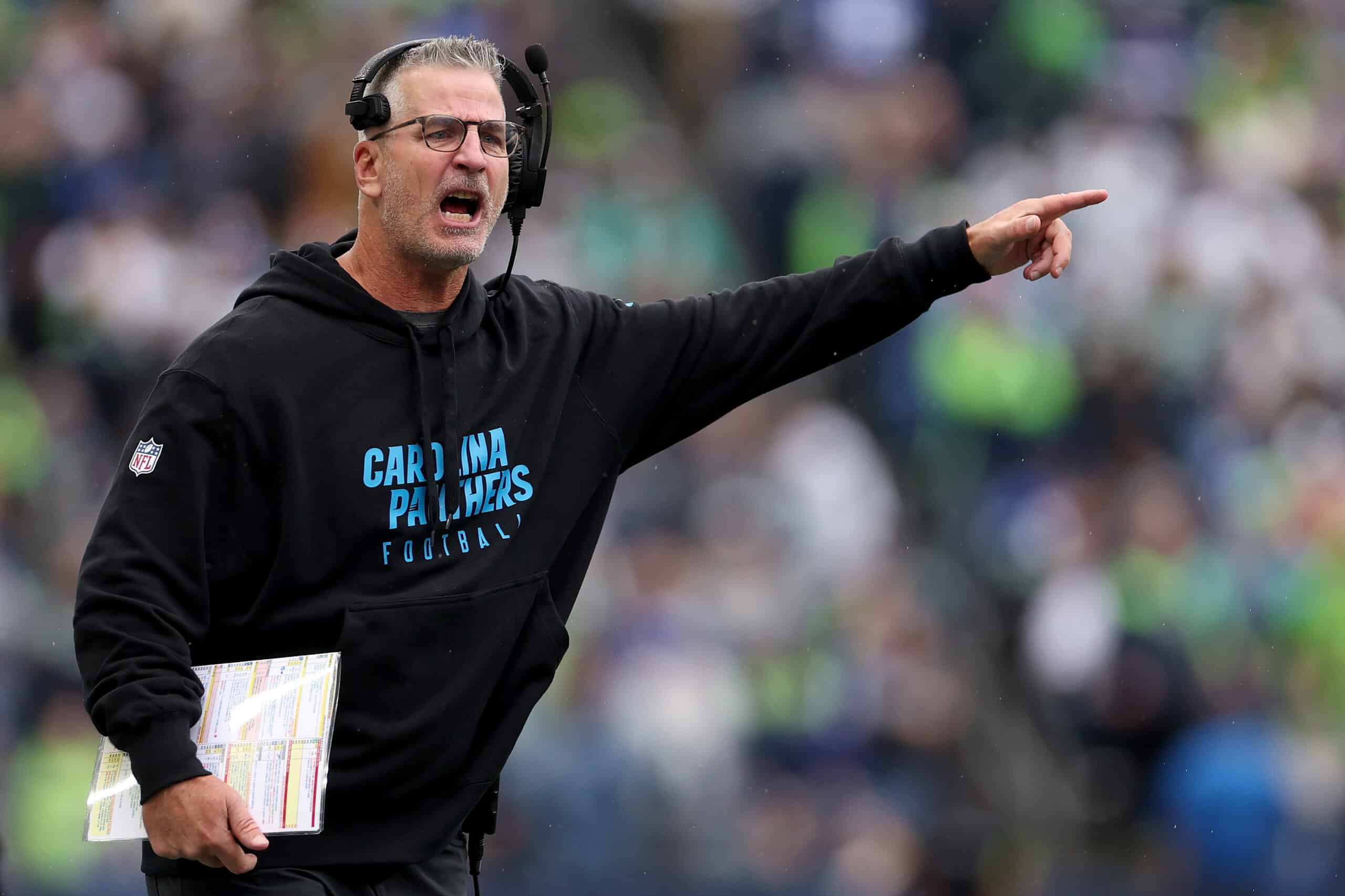 FRANK REICH, ENTRENADOR EN JEFE DE LOS PANTHERS, HACE UNA INDICACIÓN