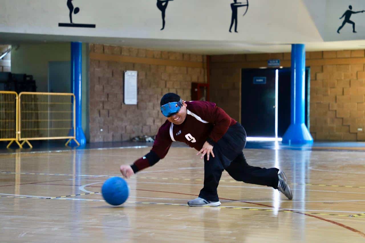 JUGADOR DE GOALBALL HACE UN LANZAMIENTO