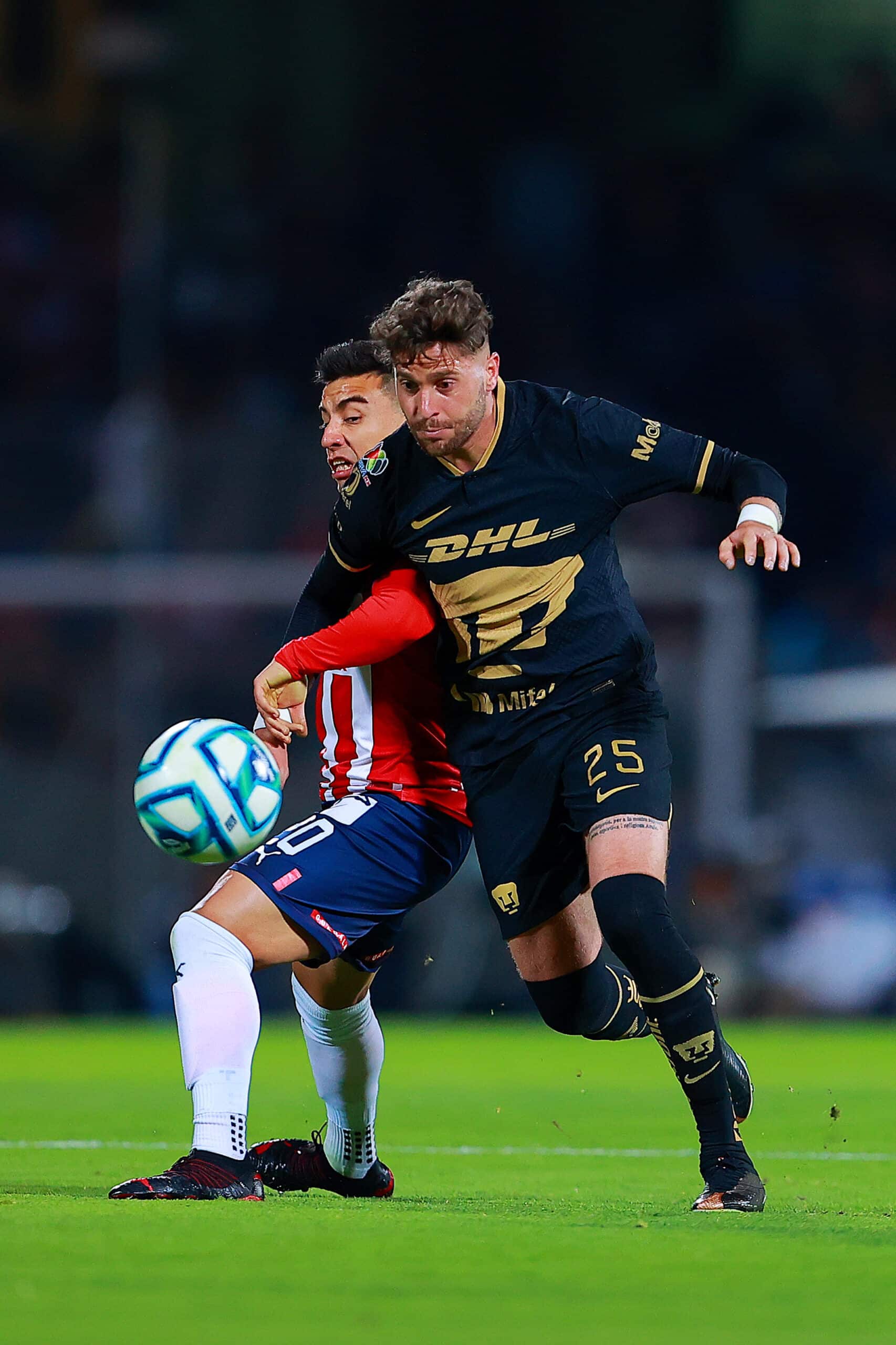 Jugador de Pumas domina el balón.