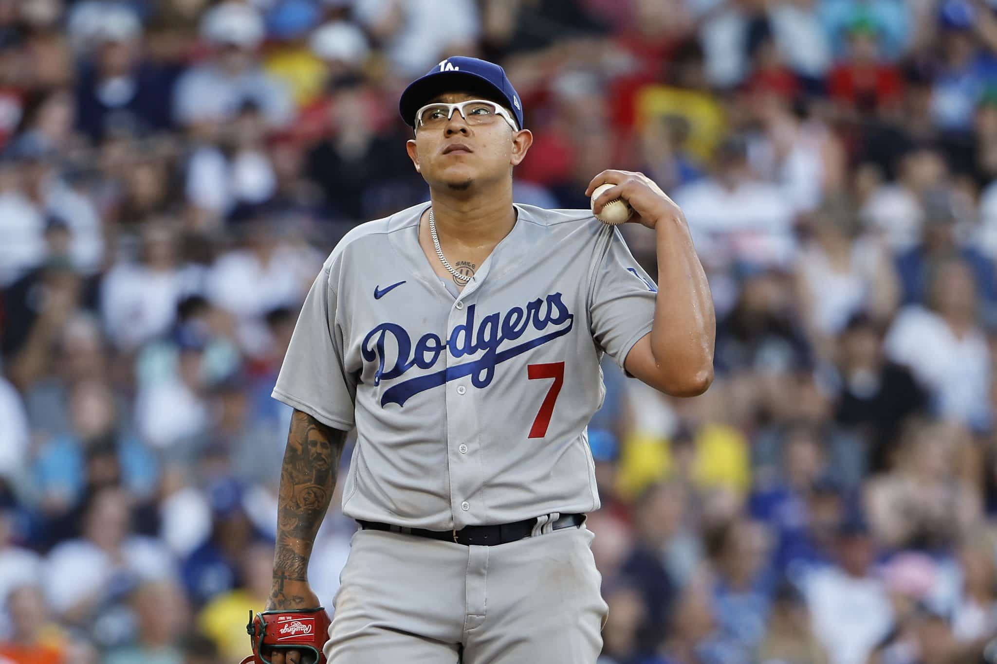 Julio Urías sale del juego.