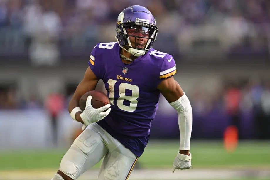 JUSTIN JEFFERSON, RECEPTOR ABIERTO DE LOS VIKINGS, EN UN PARTIDO